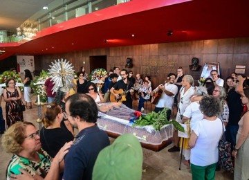 Companheiros de cena se despediram da cofundadora do Grupo Galp&atilde;o, Teuda Bara. -  (crédito: Leandro Couri/EM/DA. Press)