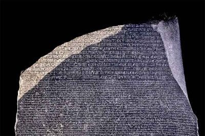 Há 226 anos, no dia 15 de julho de 1799, a Pedra de Roseta foi descoberta no Egito por um grupo de soldados franceses durante uma campanha militar liderada por Napoleão Bonaparte.
 -  (crédito:  - Reprodução de curadores do Mureu Britãnico)
