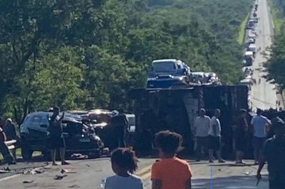 Acidente bloqueia dois sentidos da BR-135, no início da noite desta sexta-feira (26/12) -  (crédito: Reprodução/Redes sociais)