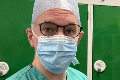 Um pequeno pedaço de tecido cerebral mantido dentro de líquido cefalorraquidiano artificial gelado. -  (crédito: James Gallagher / BBC)