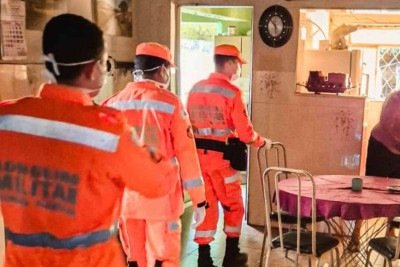 Familiares começaram os socorros sob orientação de uma militar pelo telefone, mas foi preciso que os bombeiros a socorressem em casa -  (crédito: Divulgação/Corpo de Bombeiros)