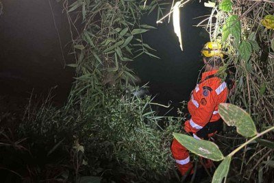 Bombeiros precisaram montar uma operação de resgate em altura para resgatar o corpo do homem que caiu da cachoeira de 30 metros -  (crédito: CBMMG)