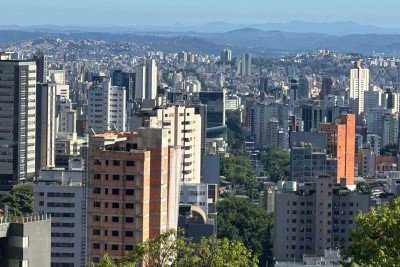 A sexta-feira amanheceu com dia aberto e calor em Belo Horizonte, mas pode chover até os últimos dias de 2025 -  (crédito: Mateus Parreiras/EM/D.A.Press)