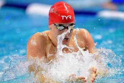 A natação é frequentemente considerada um dos melhores exercícios físicos, e a ciência se apresenta para explicar o porquê.  -  (crédito: Jose Javato/Wikimedia Commons)