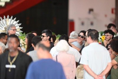 Artistas de diferentes áreas, familiares e colegas foram dar o último adeus a Teuda Bara -  (crédito: Leandro Couri/EM/DA. Press)