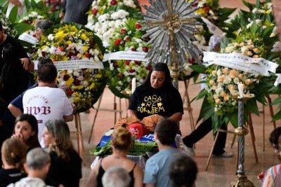 o velório de teuda bara reuniu amigos e fãs no palácio das artes. o enterro, na colina, foi restrito ao círculo mais próximo da atriz
 -  (crédito: Leandro Couri/EM/D.A Press)