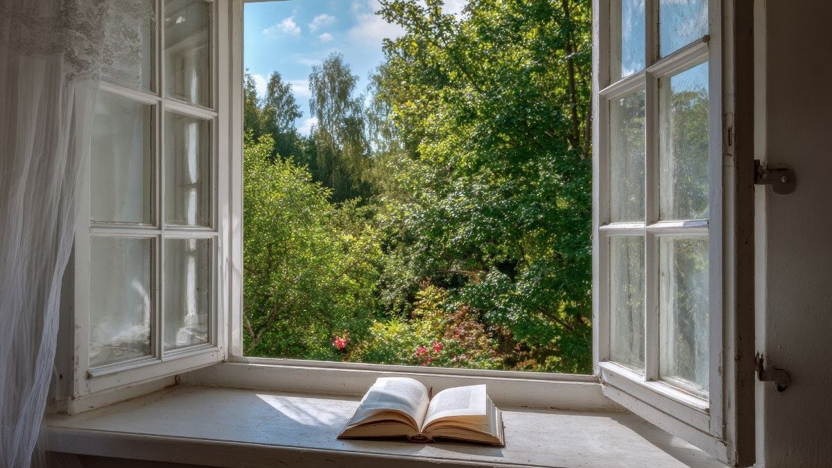 Abrir as janelas &eacute; uma das estrat&eacute;gias para criar ventila&ccedil;&atilde;o cruzada e refrescar a casa durante a onda de calor. -  (crédito: any_tka de anytka)