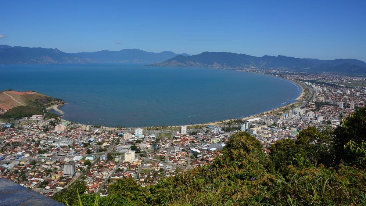 A vista panor&acirc;mica de Caraguatatuba, destaque do litoral paulista, convida turistas para desfrutar das praias e atra&ccedil;&otilde;es da cidade. -  (crédito: dririchetto de Getty Images)