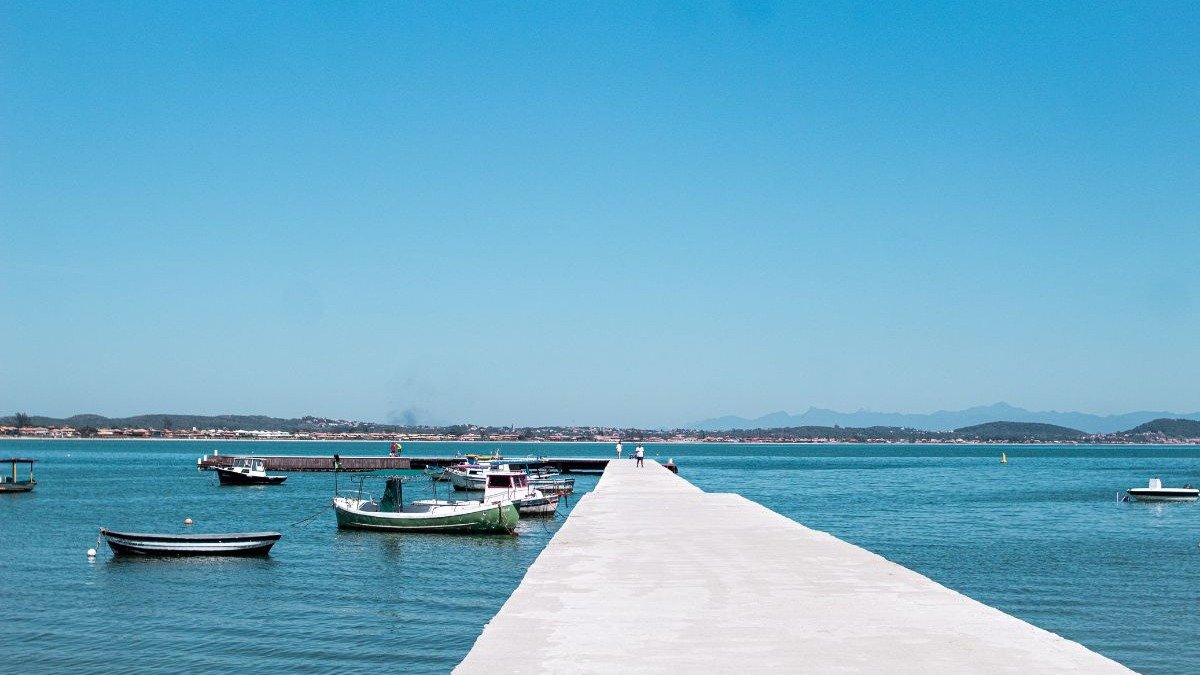 Um dos encantos de B&uacute;zios est&aacute; em suas orlas tranquilas, repletas de barcos e beleza natural, como esta vista para o mar. -  (crédito: Vanessa Vieira )