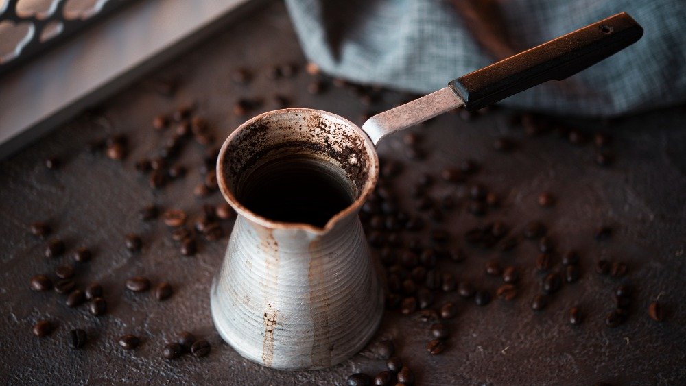 M&eacute;todos que n&atilde;o utilizam filtro, como o caf&eacute; turco, n&atilde;o ret&ecirc;m subst&acirc;ncias associadas ao aumento do LDL -  (crédito: FreePik)