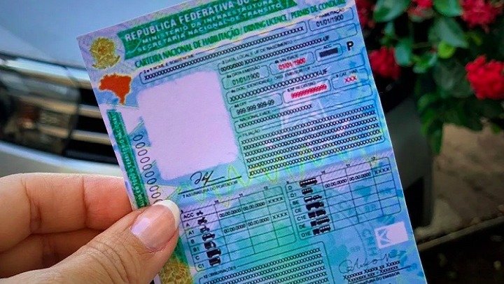 A renova&ccedil;&atilde;o da Carteira Nacional de Habilita&ccedil;&atilde;o (CNH) no Brasil est&aacute; cada vez mais digital, com op&ccedil;&otilde;es online e at&eacute; autom&aacute;tica para condutores. -  (crédito: Divulga&ccedil;&atilde;o/ Detran/MT)