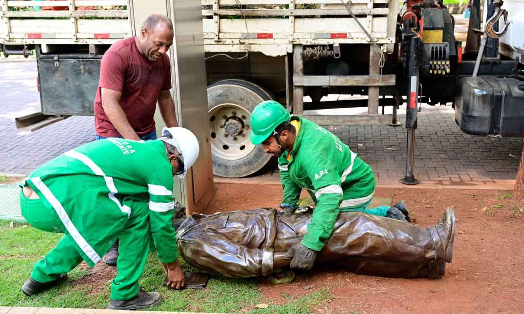 Est&aacute;tua do escritor Roberto Drummond &eacute; recolhida para restauro