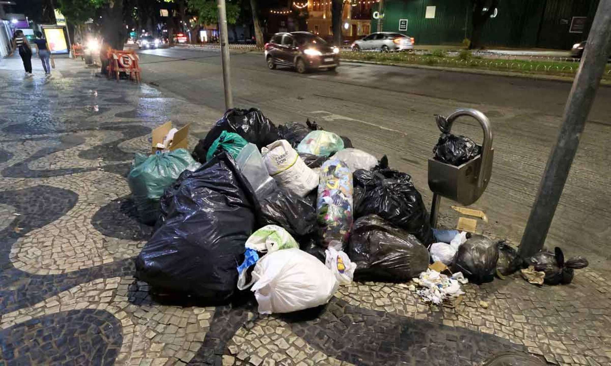 Lixo colocado fora do hor&aacute;rio acaba espalhado nas cal&ccedil;adas