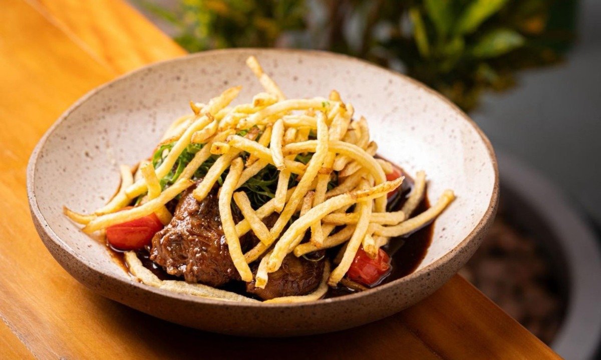 Amoreira 71: a mandioca prensada que acompanha a costela de boi e a salada de agri&atilde;o foge do &oacute;bvio 