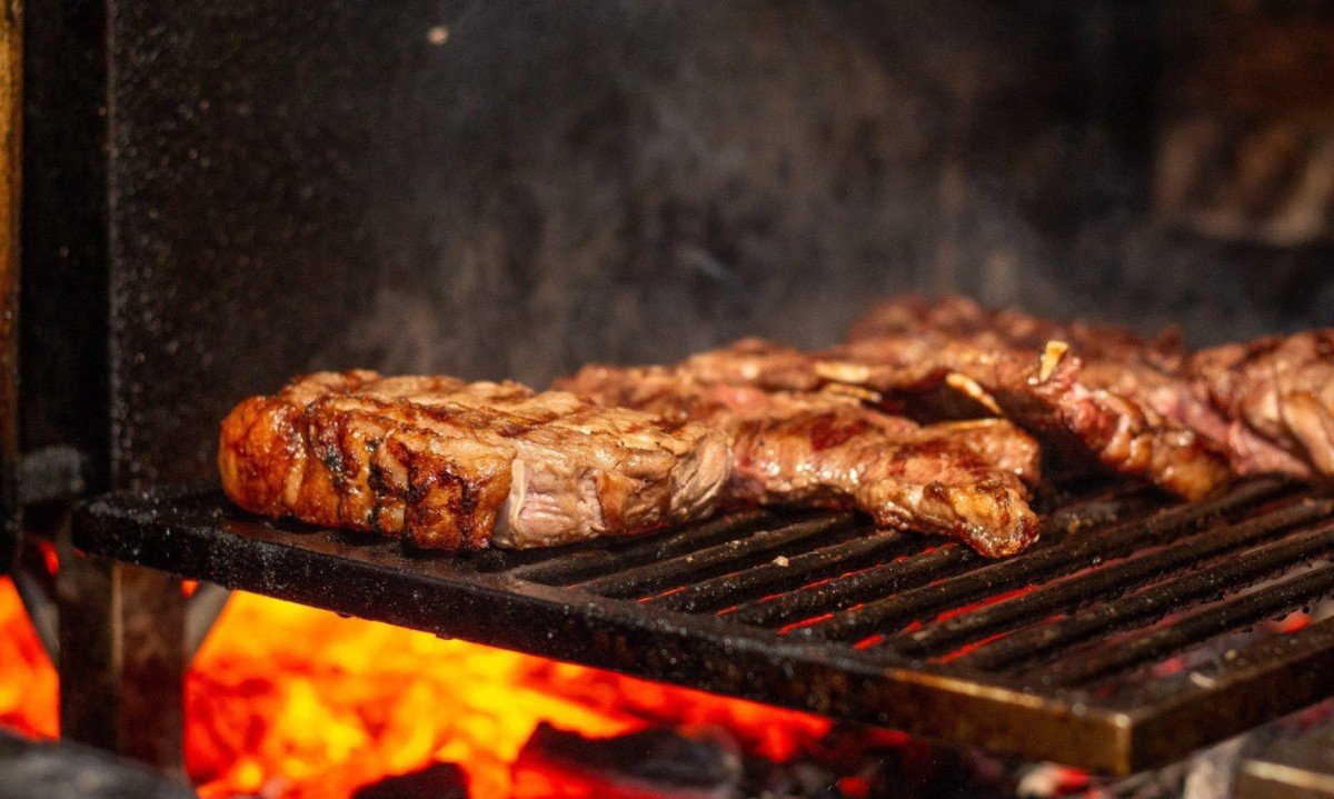 Pastus: as carnes bovinas s&atilde;o as grandes estrelas do menu e sempre passam, em algum momento, pelo fogo