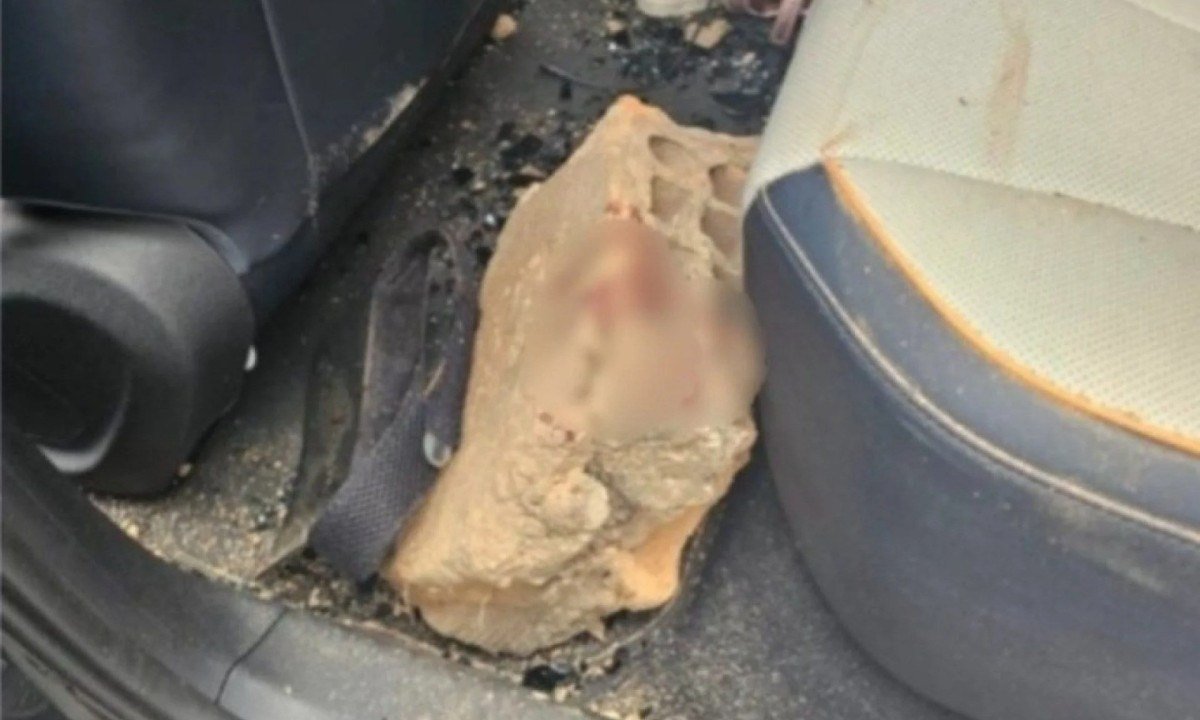 O tijolo revestido de concreto atravessou o teto solar de um carro e feriu uma mulher de 38 anos que estava no banco do passageiro