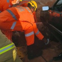 Idoso bate o carro e quase sufoca preso a veículo em meio a terra de obra  - CBMMG