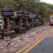BR-251: caminhoneiro morre ao capotar em ponto perigoso da rodovia em MG - CBMMG
