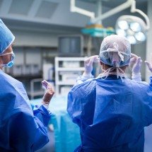 Bêbado se passa por médico, faz cirurgia com YouTube e mata mulher - FreePik