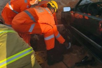 Idoso bate o carro e quase sufoca preso a veículo em meio a terra de obra 