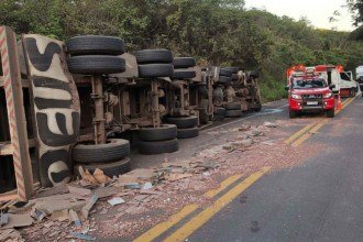BR-251: caminhoneiro morre ao capotar em ponto perigoso da rodovia em MG