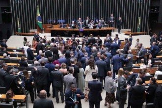 Cassações e candidaturas provocam entra e sai de suplentes no Congresso