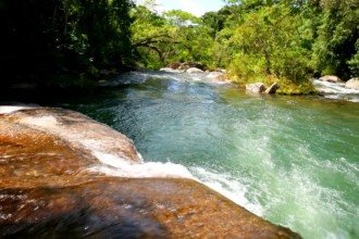 MG: homem que não sabia nadar tenta salvar filha e desaparece em cachoeira