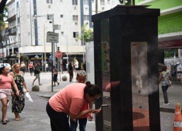 Ondas de calor abrangem cada vez mais municípios mineiros, incluindo Belo Horizonte, onde a população procura refresco onde pode -  (crédito: Gladyston Rodrigues/EM/D.A.Press)