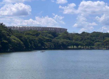 Estádio do Mineirão visto de cima do Capivarã, barco de passeio na Lagoa da Pampulha -  (crédito: Edésio Ferreira/EM/D.A. Press)