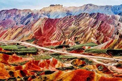 O Parque Geológico Nacional Zhangye Danxia, localizado no noroeste da China, é uma das maravilhas naturais mais espetaculares do mundo. Conheça mais sobre este lugar fantástico! -  (crédito:  Imagem de eltonjohn1973 por Pixabay)