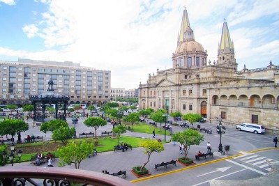 Guadalajara é uma das cidades mais dinâmicas do México. Com sua arquitetura colonial e rica tradição cultural, é o berço de ícones nacionais como o mariachi e a tequila. Localizada no oeste do país, destaca-se como um centro econômico e cultural de grande relevância, atraindo visitantes de todo o planeta.

 -  (crédito: reprodução/expedia)