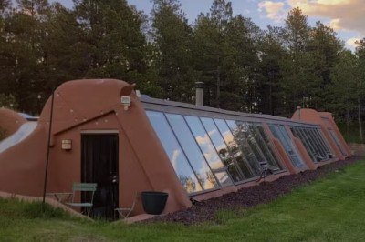 Uma casa ecológica conhecida por ter mais de 330 mil seguidores no Instagram virou sensação por seu design e funcionamento autossuficiente. -  (crédito: Divulgação)