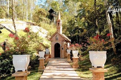 Reconhecida como a menor igreja da América Latina, a Capela São Francisco de Assis tem apenas quatro metros quadrados e encanta pela arte sacra e espiritualidade que abriga. -  (crédito: REPRODUÇÃO/tripadviser)