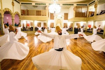 Os dervixes rodopiantes representam uma das expressões mais icônicas e profundas do misticismo islâmico, especialmente na Turquia -  (crédito: Yasin AKGUL / AFP)