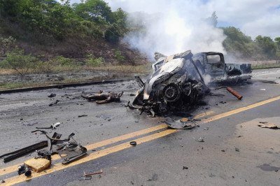 O acidente aconteceu na altura do Km 953, em Mucuri, no Sul da Bahia -  (crédito: Reprodu&ccedil;&atilde;o/PRF)