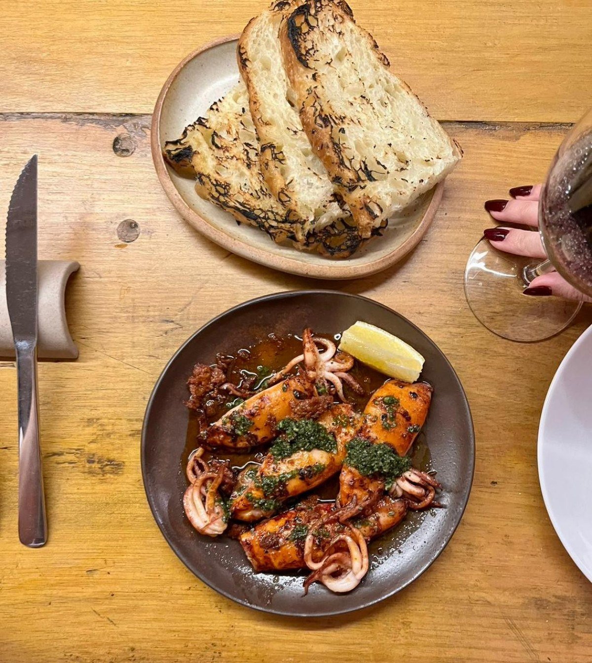 As lulas com o embutido espanhol sobrasada e salsa verde devem estar no card&aacute;pio do Ri&uacute; Bar