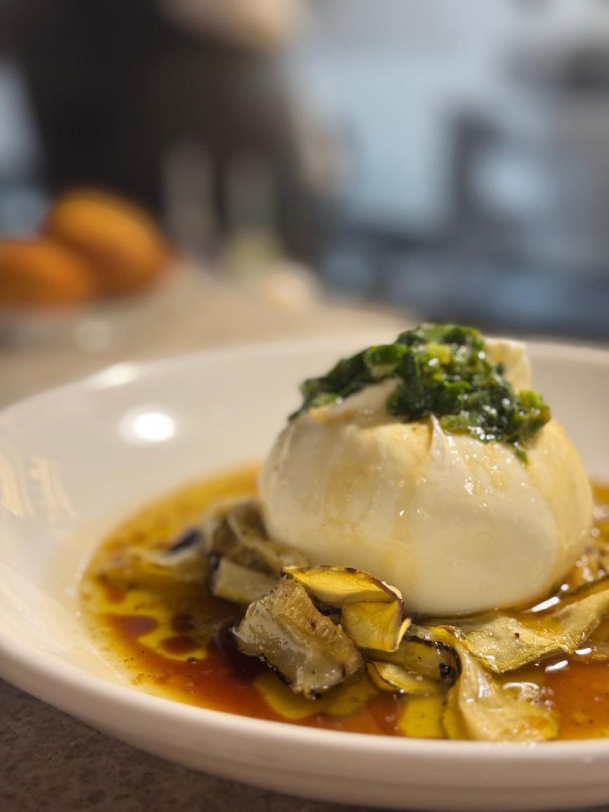 Fuga: entre as entradas frias, a burrata com abobrinha e chimichurri se destaca no balc&atilde;o do bar