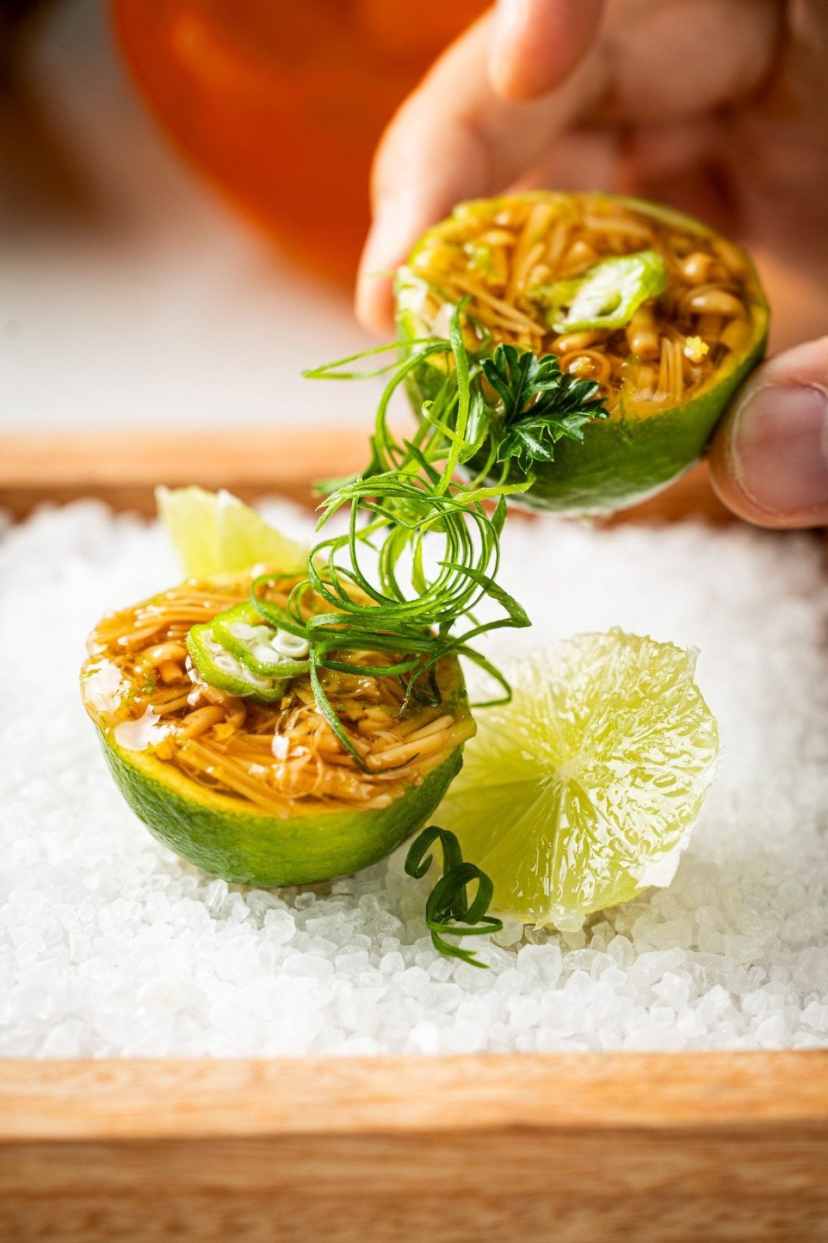 Mar&uacute;: os micro cogumelos japoneses importados nametake s&atilde;o servidos dentro da casca do lim&atilde;o