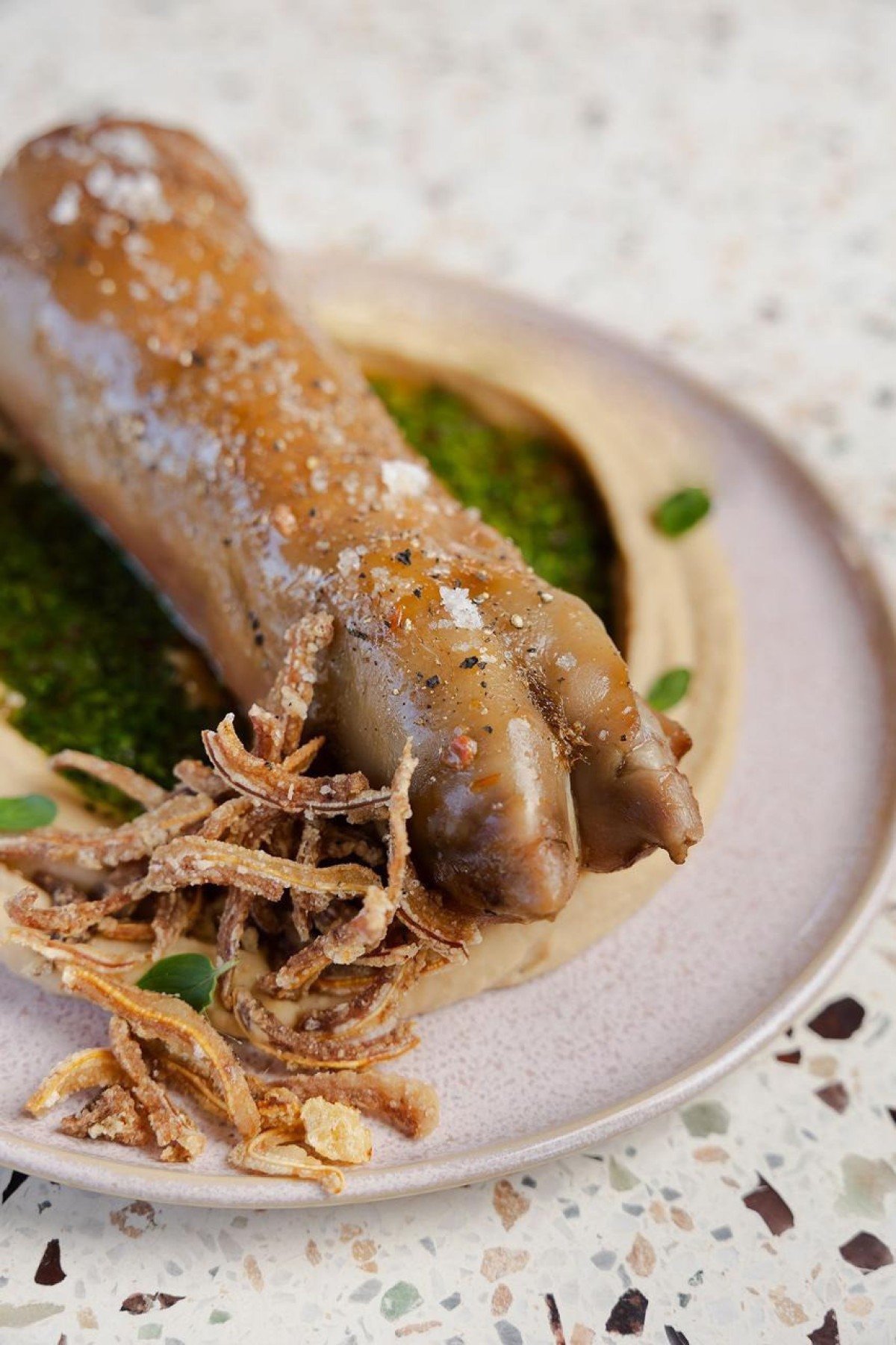 Tom Cozinha: pouco difundido em restaurantes contempor&acirc;neos, o p&eacute; de porco tem seu lugar garantido no card&aacute;pio