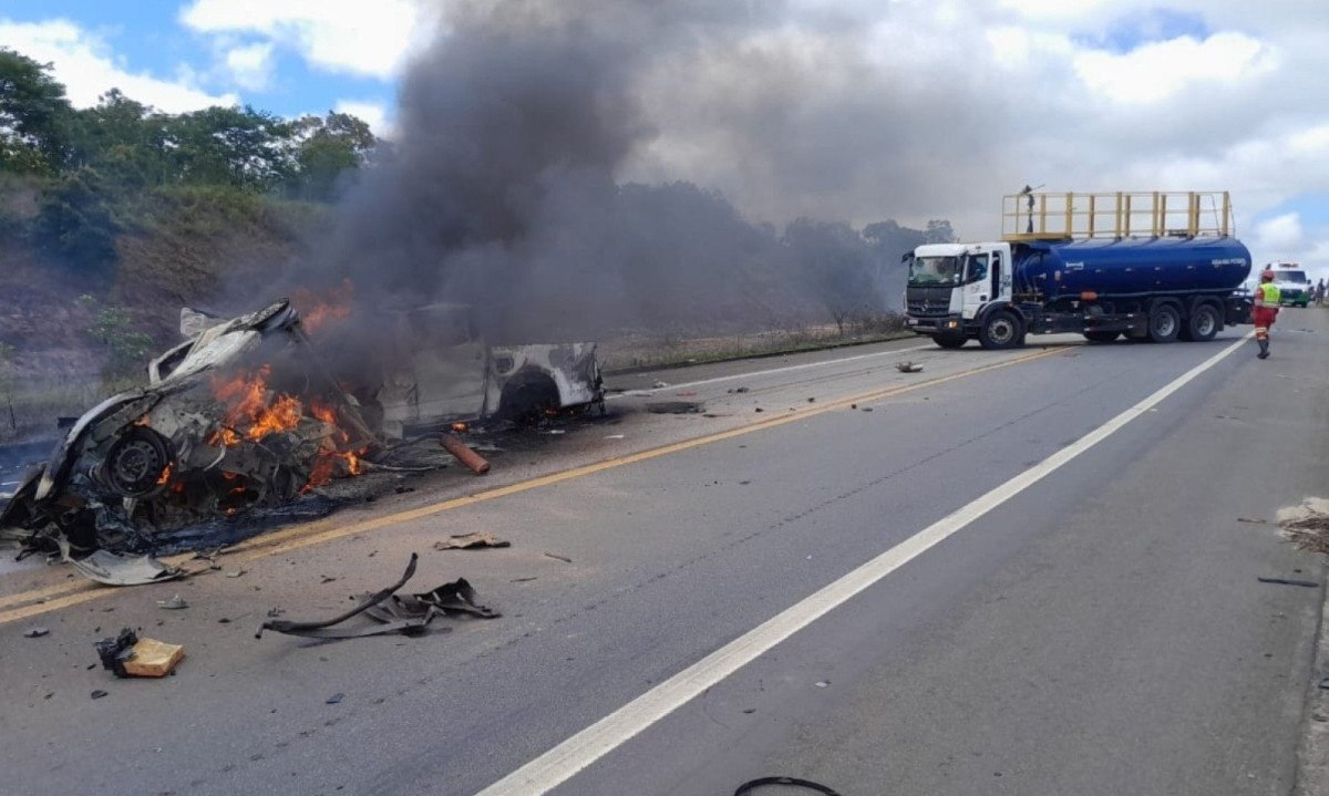 Uma colisão frontal entre dois veículos na BR-101, na altura do Km 953, em Mucuri, no Sul da Bahia, provocou a morte de 11 pessoas - (crédito: Reprodução PRF)