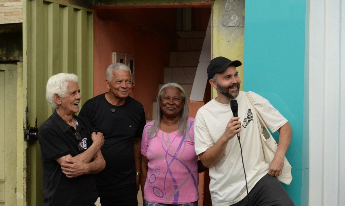  Na foto, os integrantes do projeto Retratistas do Morro, Jo&atilde;o Mendes, Afonso Pimenta, Dona Ana Martins de Oliveira, e Guilherme Cunha