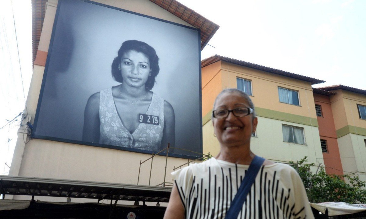 Na foto exposta, S&ocirc;nia Cristina da Silva em 1979, com 19 anos. Na frente da fachada, ela aos 65 anos