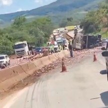 Grande BH: carreta com carga de refrigerantes tomba e interdita BR-381  - Reprodução/redes sociais