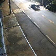 Policial é arrastado por 300 metros ao tentar abordagem - Reprodução/câmeras de segurança