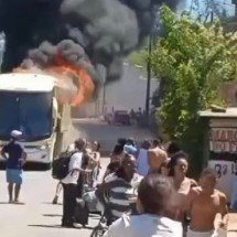 Ônibus de viagem pega fogo na MG-133, no interior de Minas - CBMMG