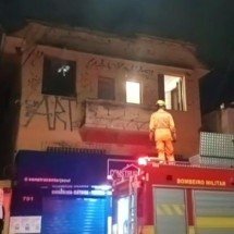 Moradoras deixam vela acesa, saem de casa e o imóvel pega fogo - Divulgação/Corpo de Bombeiros