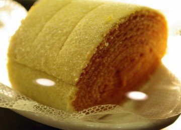 O bolo de rolo é um doce típico de Pernambuco, considerado um símbolo da culinária nordestina. Sua origem remonta ao século XIX, com influência direta da doçaria portuguesa. -  (crédito: wikimedia commons/creative commons/Guilherme Jófili)