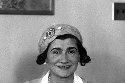Há 142 anos, no dia 19 de agosto de 1883, nascia em Saumur, na França, Gabrielle Bonheur Chanel, nome que mais tarde se transformaria em um dos maiores ícones da moda: Coco Chanel. 
 -  (crédito: Los Angeles Times/Wikimédia Commons)