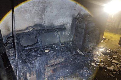 Móveis do quarto onde o incêndio ficou concentrado foram completamente queimados -  (crédito: Divulgação/Corpo de Bombeiros)