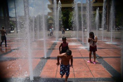Crianças se divertem entre as fontes de água da Praça da Estação, no Centro de BH -  (crédito: Leandro Couri/EM/D.A.Press)